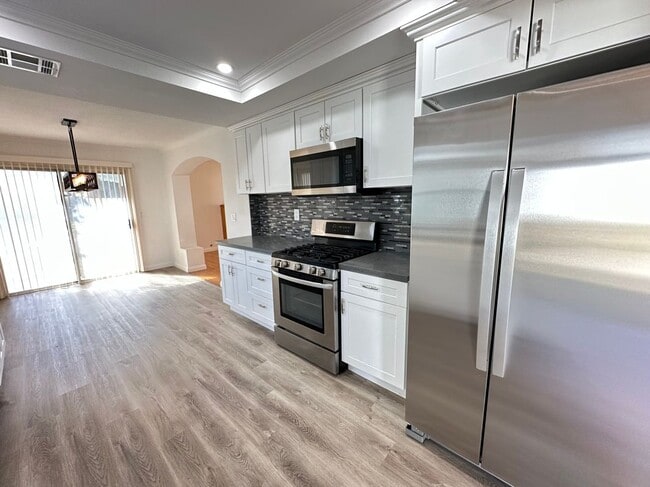 Photo - 45202 Pickford Ave