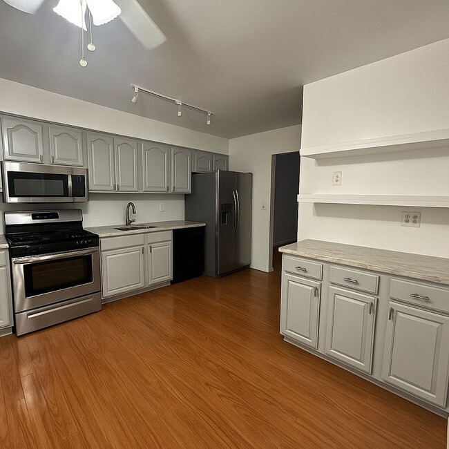 Photo - 608 Robin Rd