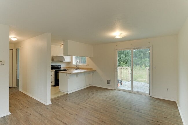 Building Photo - CLICK "REQUEST A TOUR" NOW!