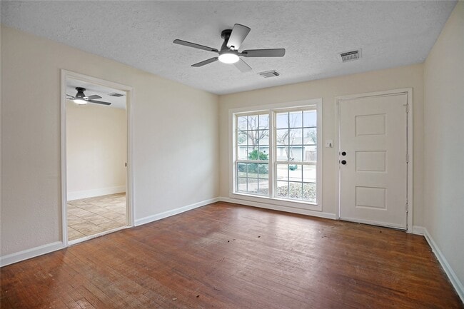Photo - 5946 Beldart St