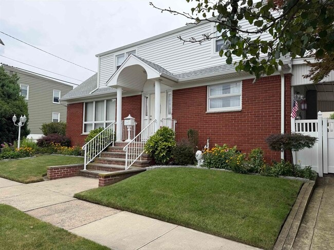 Building Photo - 654 Chase Ave