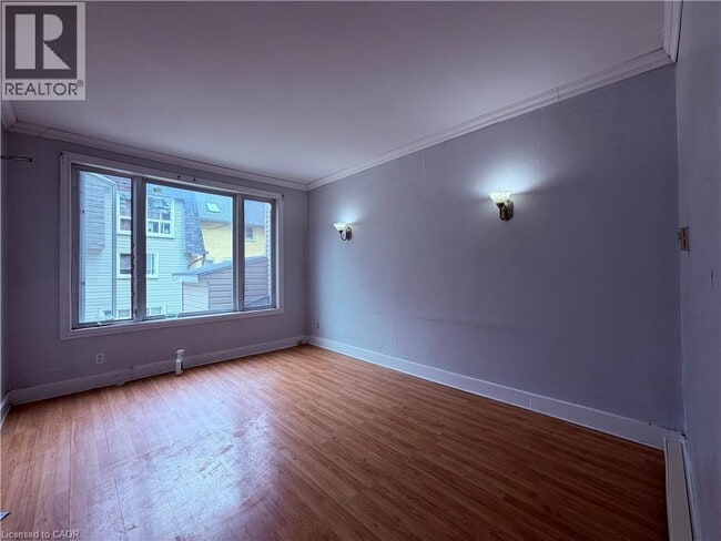 Photo - 74 William St W Unit 3
