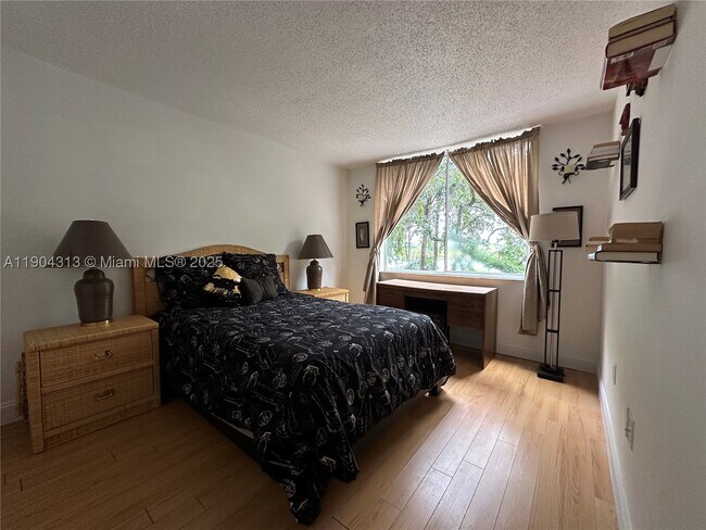 Photo - 1720 NW N River Dr Unit 305