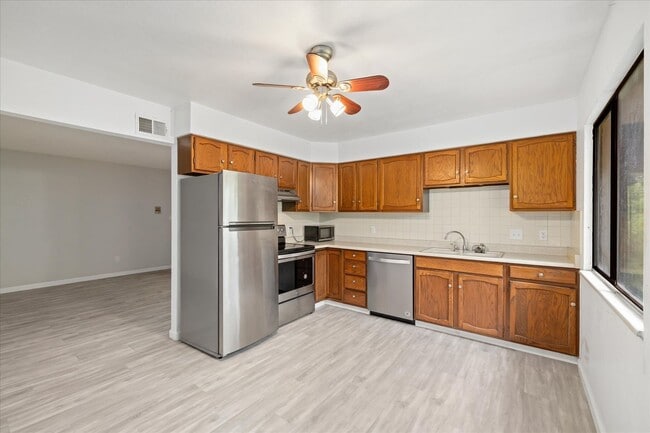 Building Photo - MOVE IN SPECIAL!!! Bright & Updated 2 Bed ... Rental