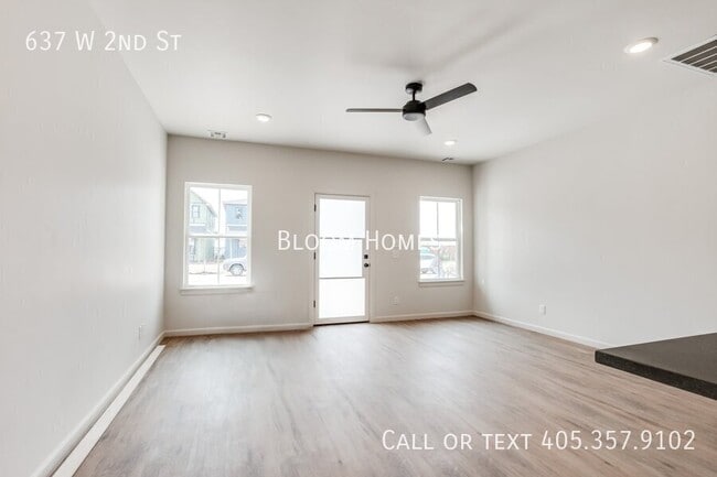 Photo - 637 W 2nd St