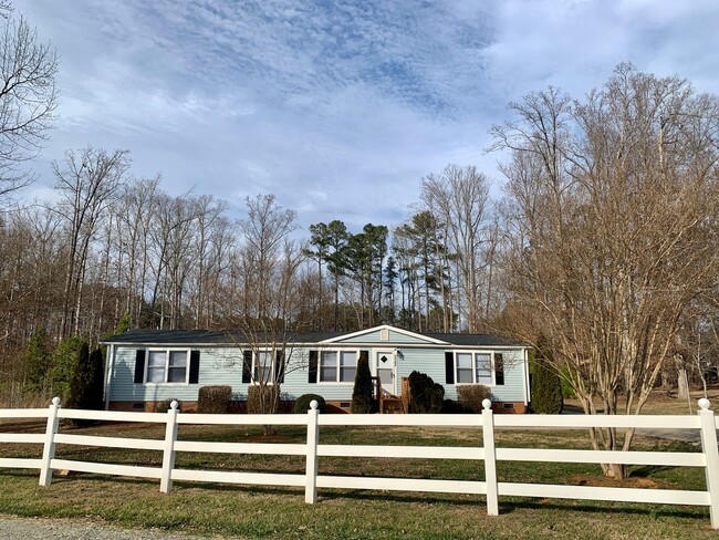 Renovated 3 Bedroom Home In Raleigh, Apply... - Renovated 3 Bedroom Home In Raleigh, Apply...