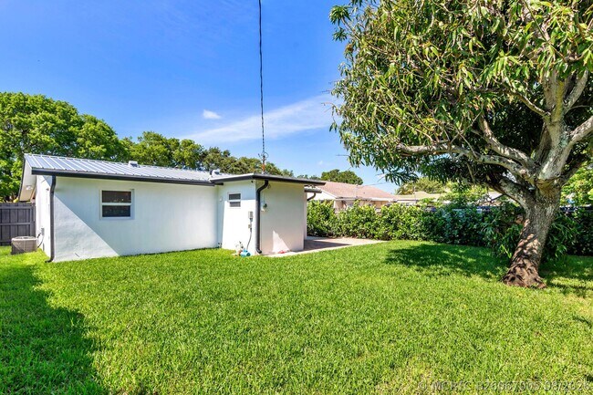 Photo - 411 Summa St