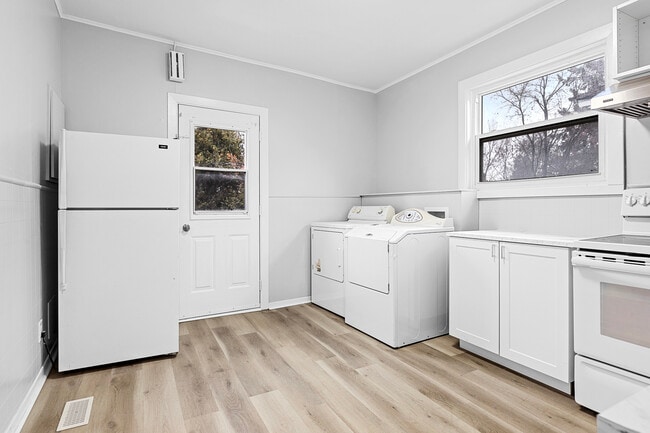 Building Photo - 2 Bed 1 Bath - 238 Notre Dame de Lile Unit 3