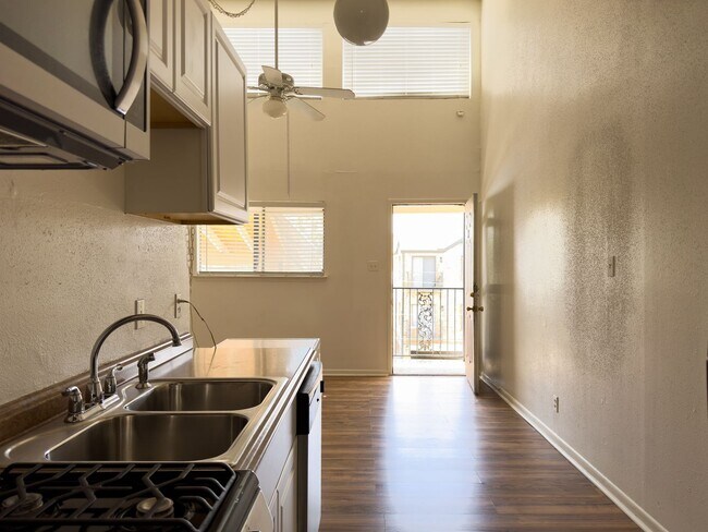 Photo - 1010 W 23rd St Unit 14