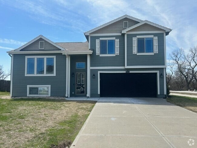 Building Photo - 4 Bedroom In Prime Elkhorn Location!! Rental