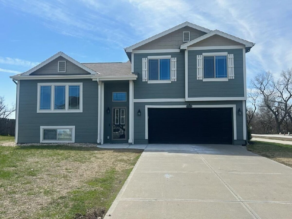 4 Bedroom In Prime Elkhorn Location!! - 4 Bedroom In Prime Elkhorn Location!! House