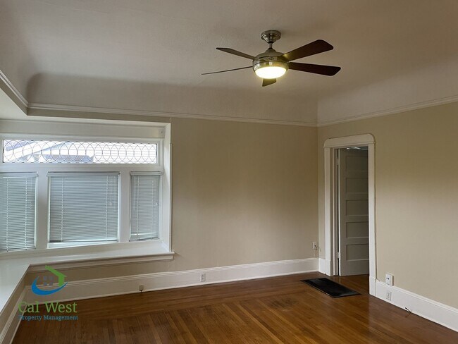 Photo - $2595 - 1Bed 1Bath Beautiful Duplex on a Tree Lined Street in the Rose Garden Area! Unidad 1212