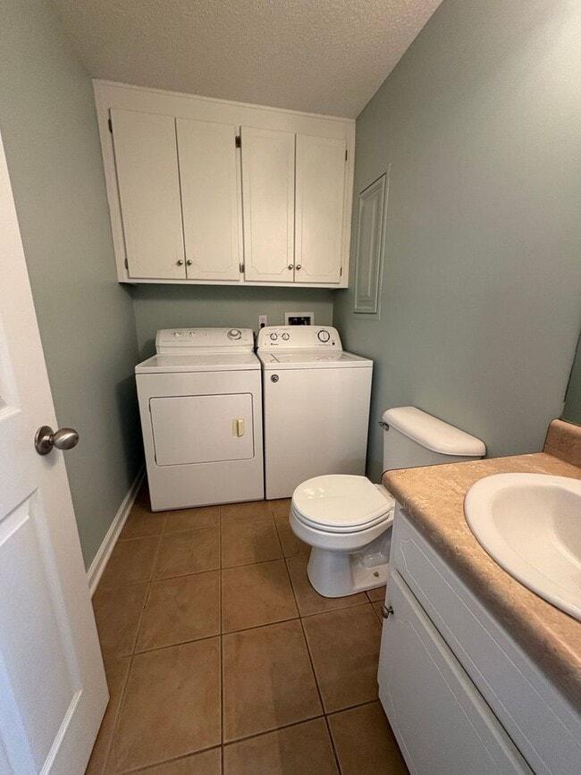 Photo - WAKEFIELD SUBDIVISION - Double Garage!  GRANITE COUNTERTOPS.