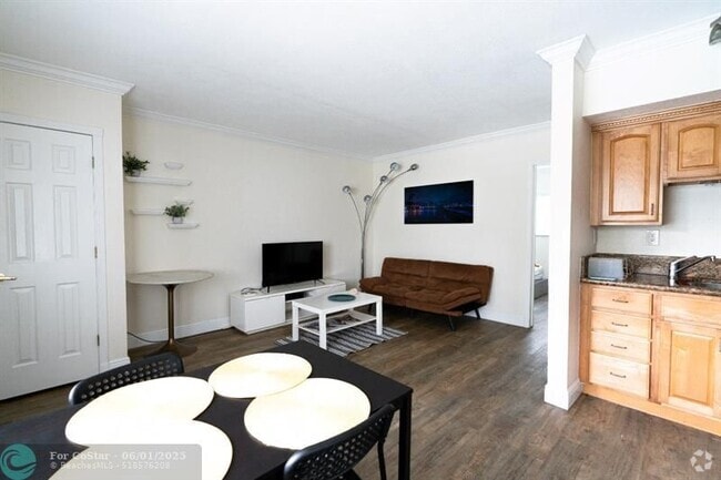 Building Photo - 924 SE 2nd St Unit 3 Rental