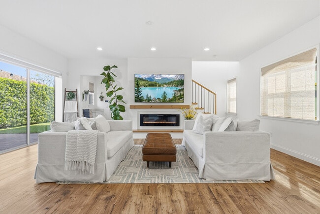 Photo - Luxury 5-Bedroom Residence in Eagle Creek with Indoor-Outdoor Living