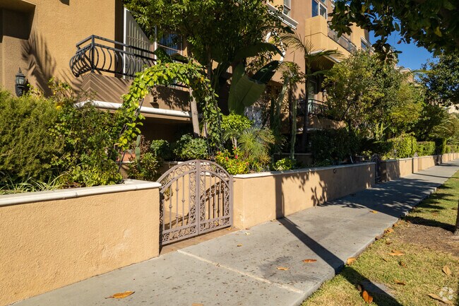 681 S Norton Ave - Marvella Terraces West