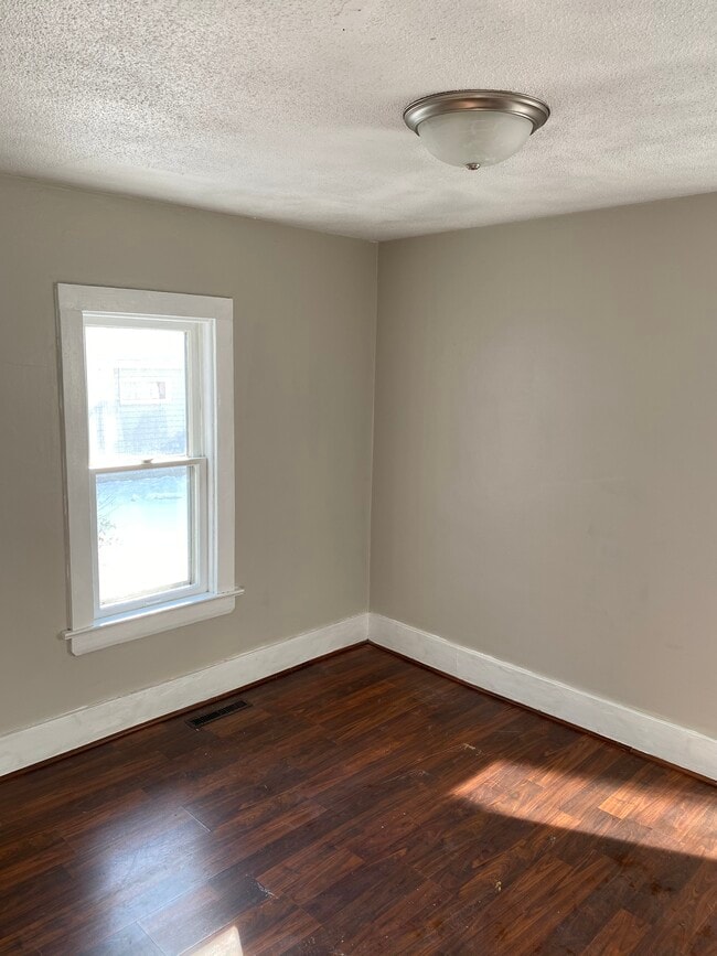 Photo - 516 Ann St SE