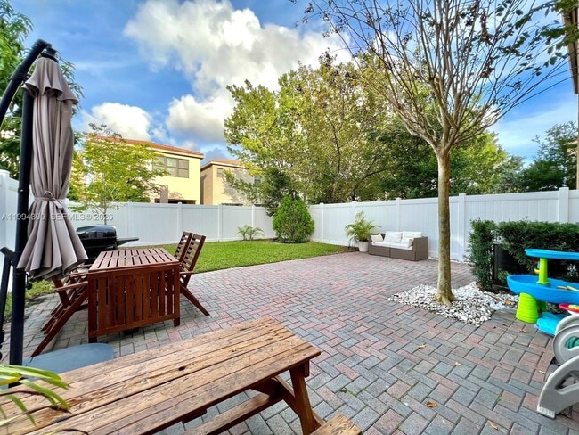 Photo - 649 NE 191st St