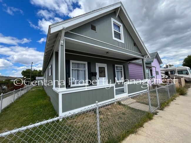 Photo - Huge 3 bedroom house with 2 bonus rooms an...
