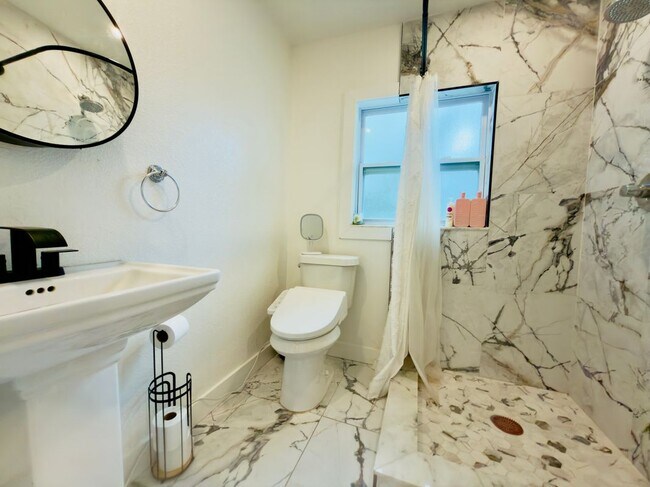 Photo - 2238 Quincy St S