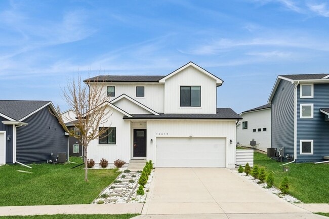 Building Photo - PERFECT LOCATION!! 3 Bedroom, 2.5 Bathroom Home in Urbandale!