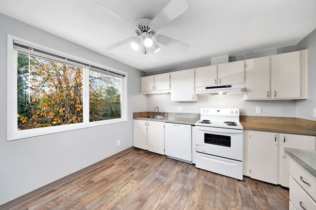 Building Photo - 2 bedroom 1 bath in Milwaukie!! 1st month free!