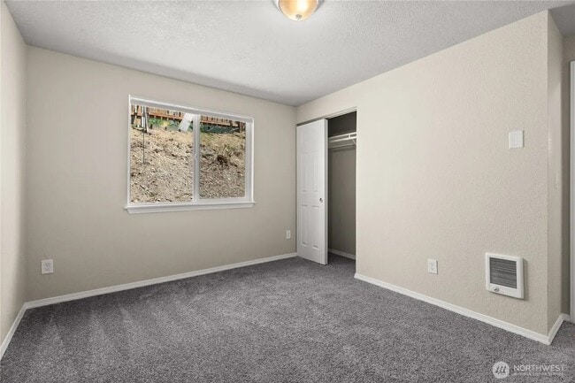 Photo - 502 Tullis St NE