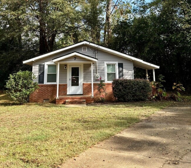 Building Photo - Newly Renovated 2 Bedroom Cottage Close to Shaw in Quiet Area Unit 7 Country Squire Ct