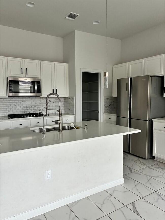 Photo - Elegant 6 BR 5 BA Home with Modern Amenities