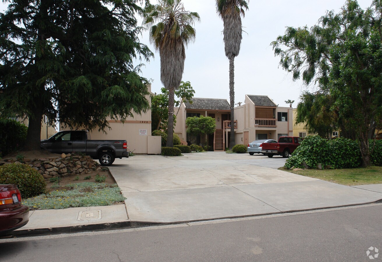 Photo - 1929 Emerald St Apartments