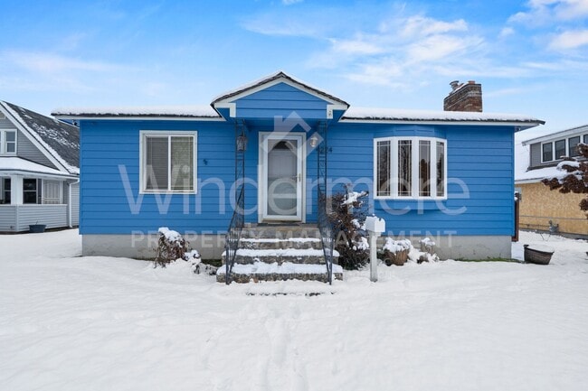 Building Photo - *MOVE IN SPECIAL * 1ST FULL MONTH FREE* Great 3-Bedroom Home IN The Garland District