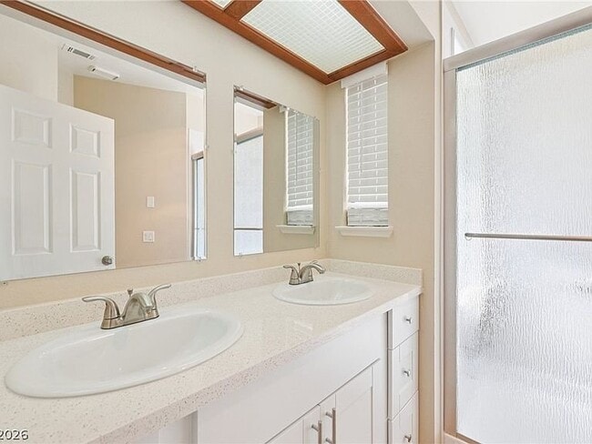 Photo - 582 Kavanagh Pl