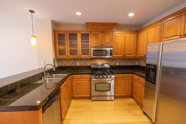 Building Photo - Beautiful 3 bedroom townhouse that is conv...