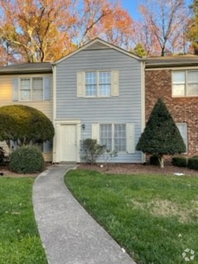 Building Photo - Spacious Townhouse With Lots of Closet Space!