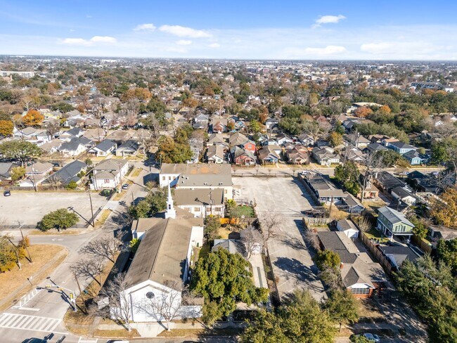 943 Pecore St
