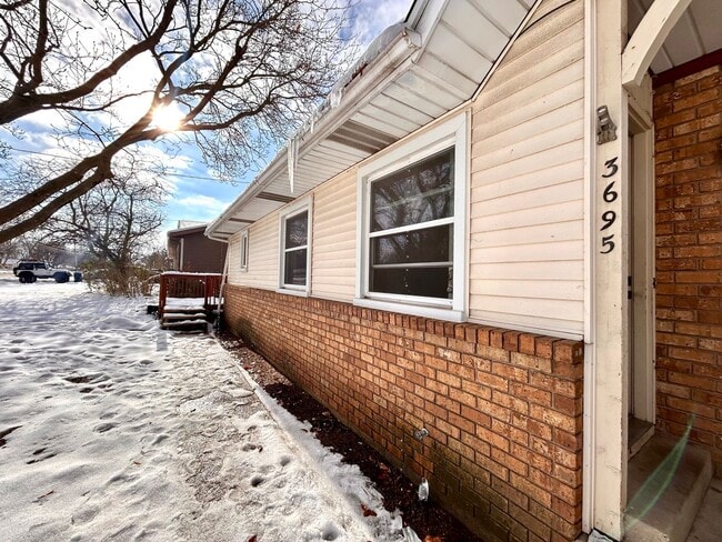 Building Photo - Ivanrest 3689-3695 Unit 3695