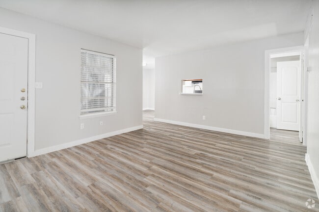 2BR, 2BA - 907SF - Living Room