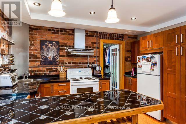 Photo - 56 Macdonell Ave