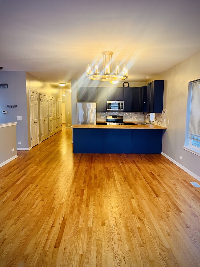 Photo - 1900 N Laramie Ave Unit B