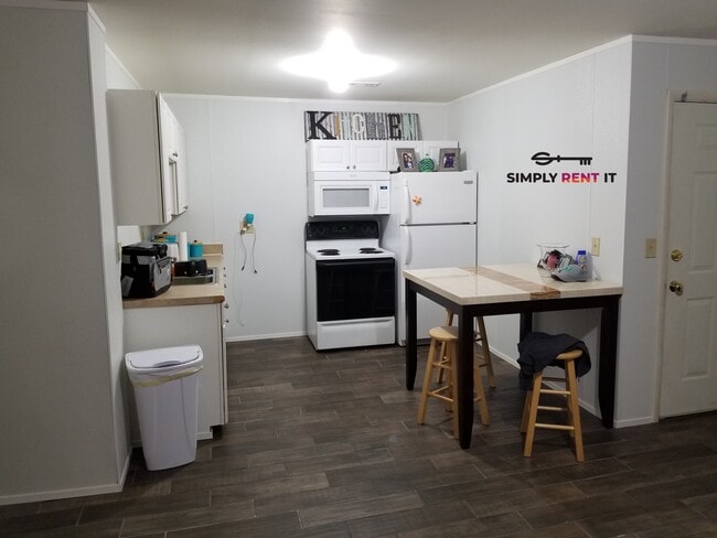 Photo - 1 Bedroom Downtown Roland, Private Entrance