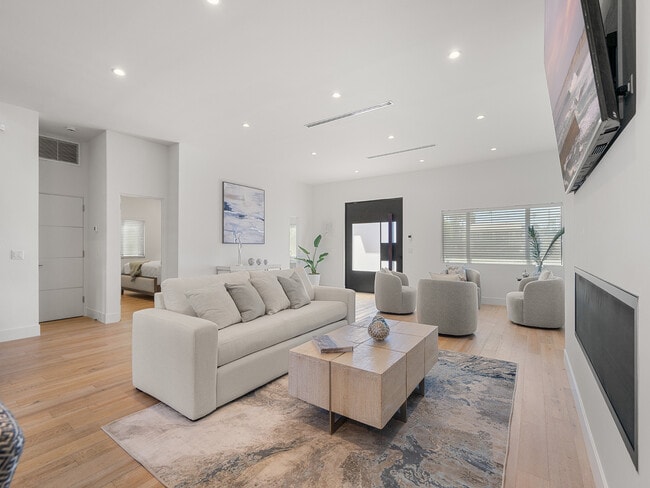 4386 Newport Ave