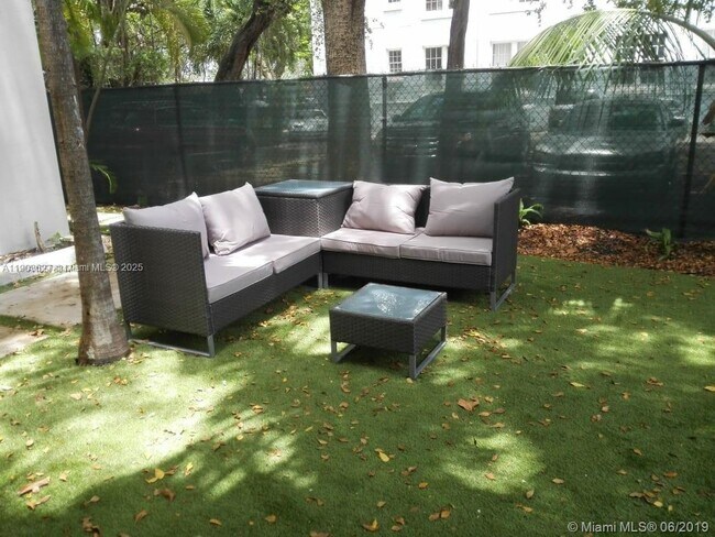 Photo - 245 NE 33rd St Unidad 106