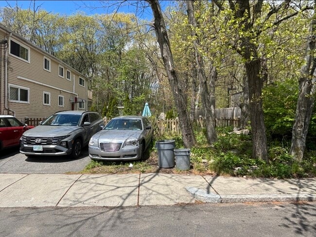 Building Photo - 47 Orlando St Unit 47 0rlando st Room 3