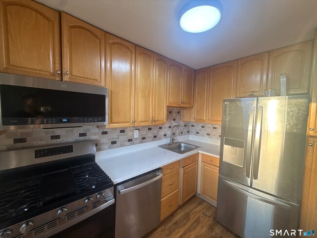 Photo - 71 Strawberry Hill Ave Unidad 1107