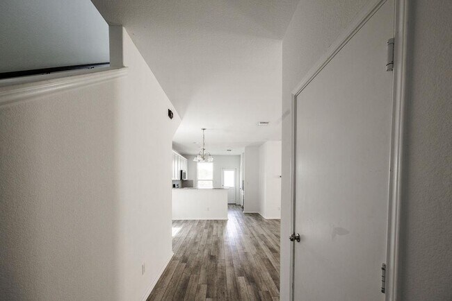 Photo - 448 English Oak St