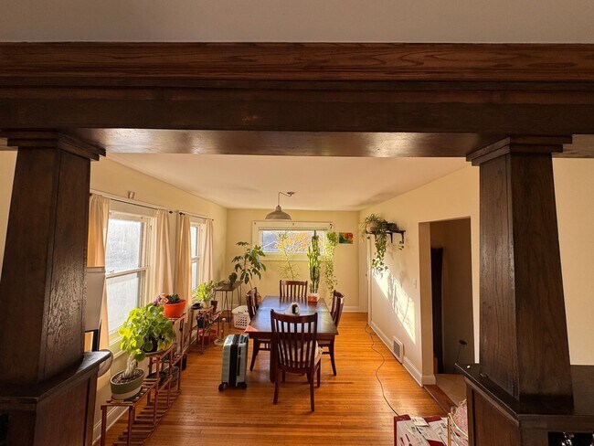 Building Photo - 3910-3912 Thomas Ave South Unit 3910