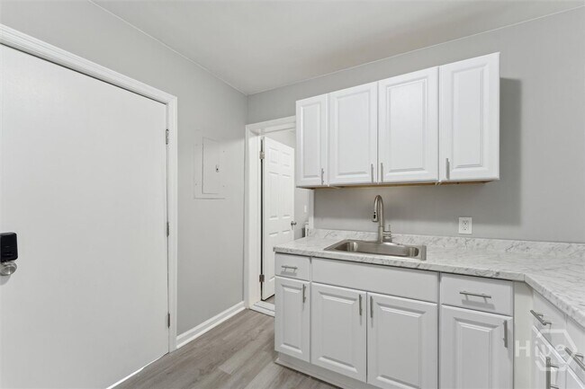 Photo - 810 W 38th St