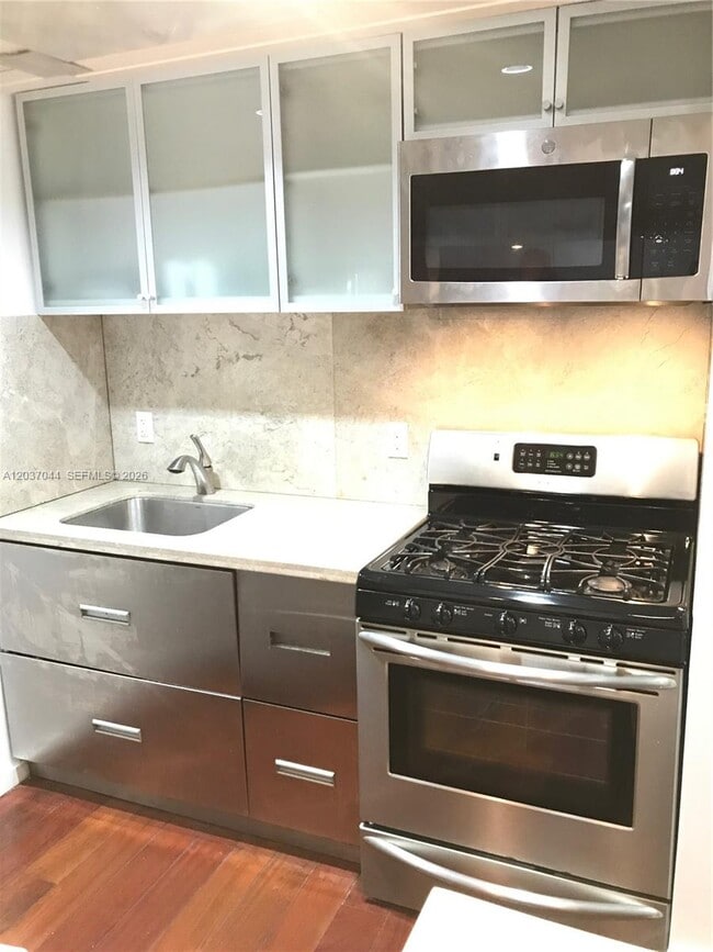Building Photo - 731 6th St Unit 105-E