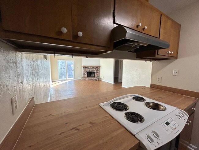 Photo - Spacious 2 bedroom! BRAND NEW PAINT AND FLOORING