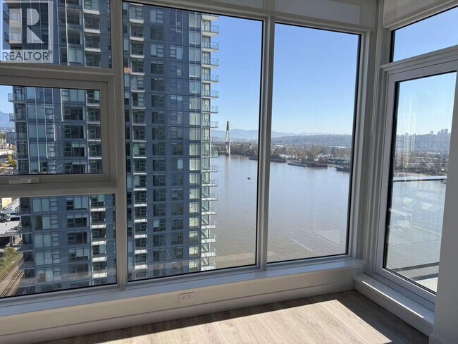 Photo - 680 Quayside Dr